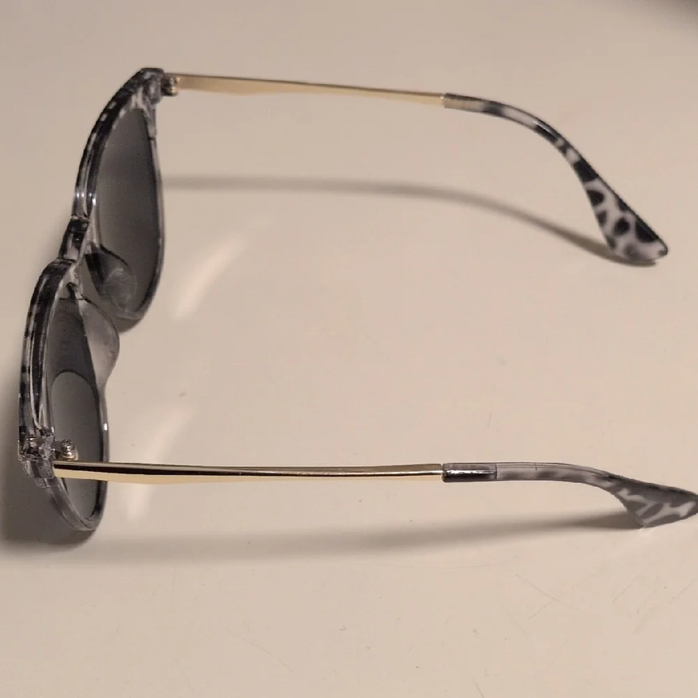 Chic Black and‎ Gray Patterned Sunglasses